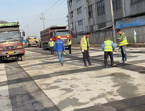 若羌老材料的新故事：玻璃纤维土工格栅如何在‘白改黑’浪潮中重获新生？