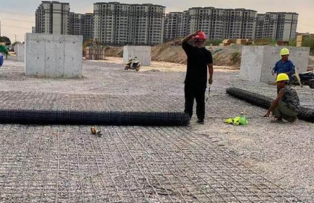 若羌土工格栅铺设前地基要怎么处理？
